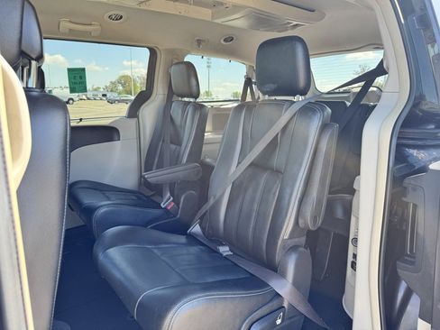 Used 2015 Chrysler Town & Country Touring w/ Driver Convenience Group image 15