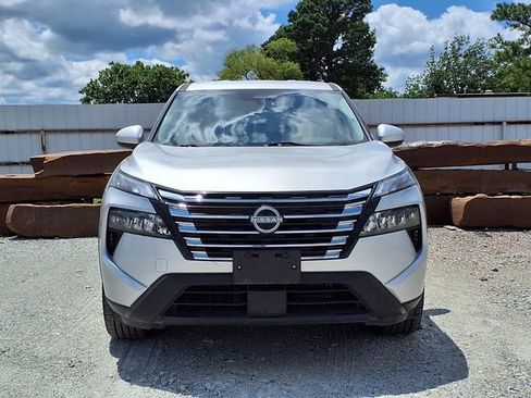 Used 2024 Nissan Rogue SV AWD/4WD image 3