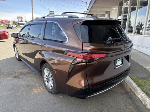 Used 2021 Toyota Sienna Limited image 4
