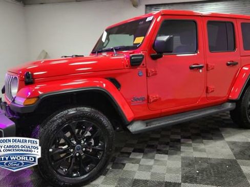 Used 2025 Jeep Wrangler Unlimited Sahara AWD/4WD image 4
