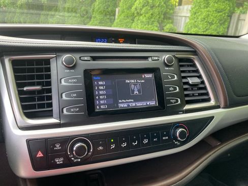 Used 2019 Toyota Highlander LE AWD/4WD image 13