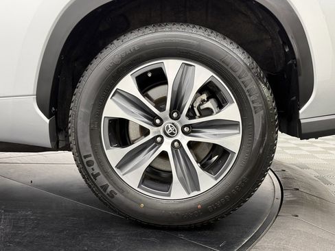Used 2024 Toyota Highlander LE image 13