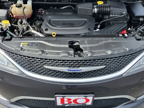 Used 2019 Chrysler Pacifica Touring-L FWD image 35
