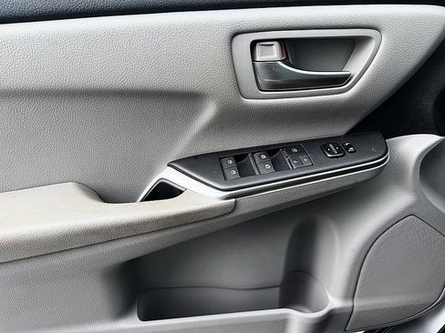 Used 2015 Toyota Camry SE FWD image 9