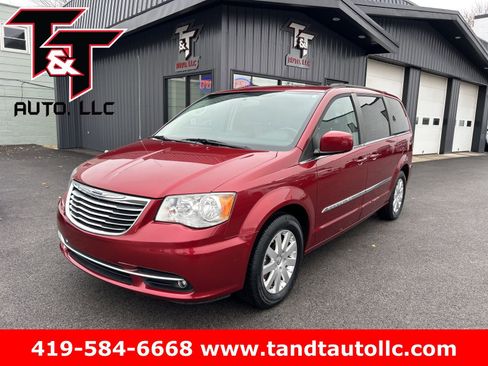Used 2016 Chrysler Town & Country Touring image 1