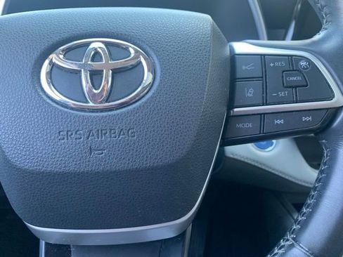 Used 2022 Toyota Highlander XLE AWD/4WD image 11
