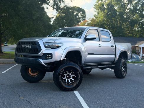 Used 2018 Toyota Tacoma SR5 RWD image 2