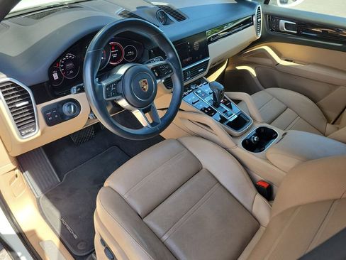 Certified 2023 Porsche Cayenne AWD/4WD image 4