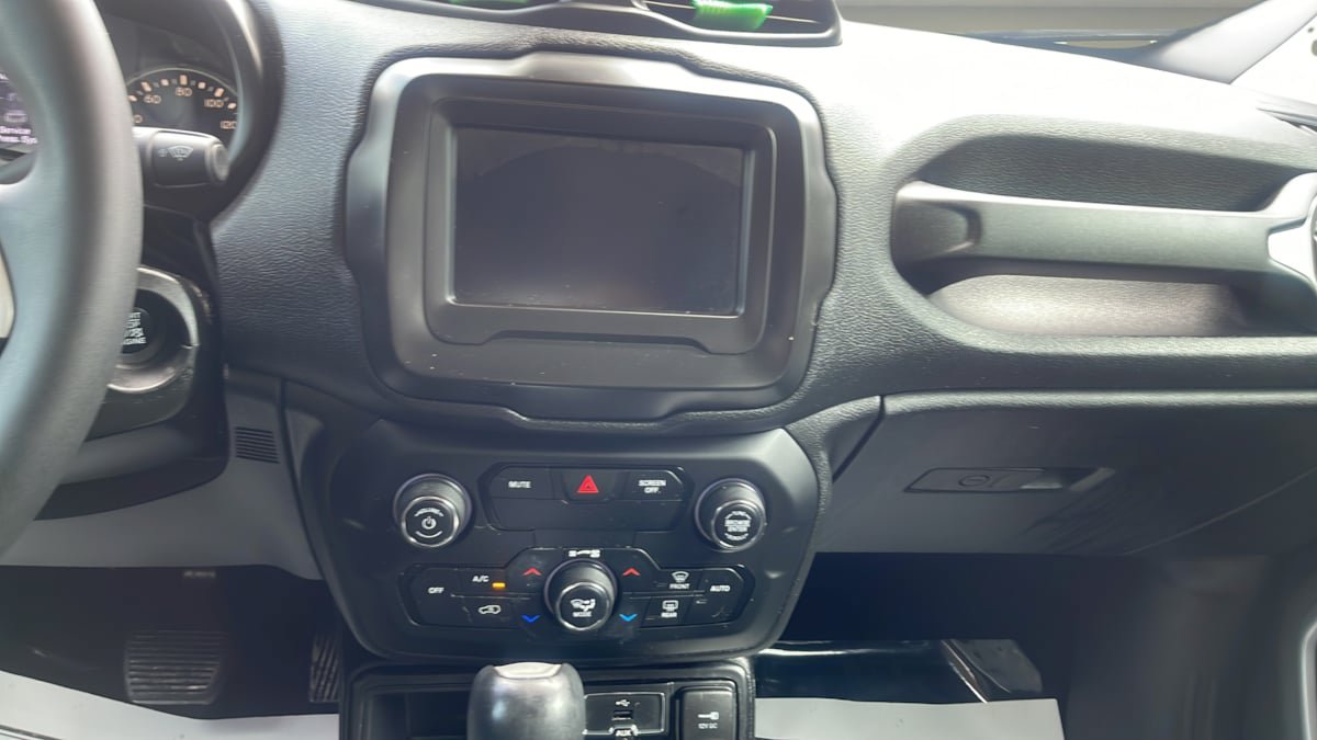 Used 2018 Jeep Renegade Latitude FWD image 11