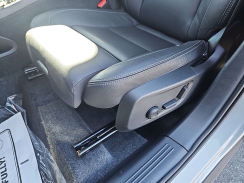 Used 2025 Volvo XC40 B5 Plus image 34