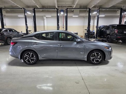 Used 2024 Nissan Sentra SV FWD image 8