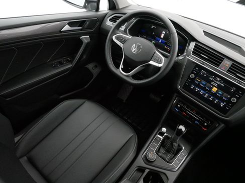 Certified 2024 Volkswagen Tiguan SE image 9