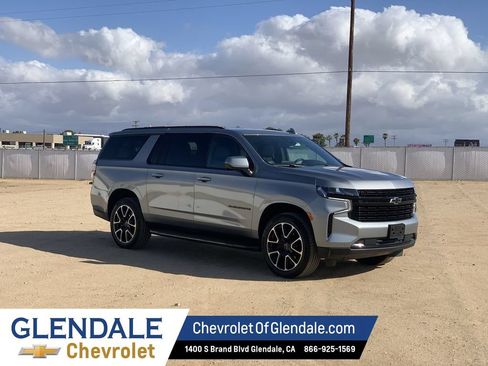 Used 2024 Chevrolet Suburban RST RWD image 3