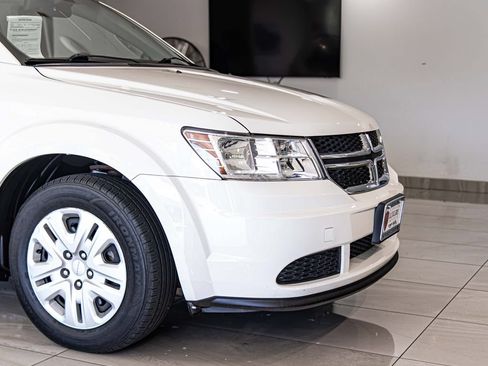 Used 2018 Dodge Journey SE FWD image 3