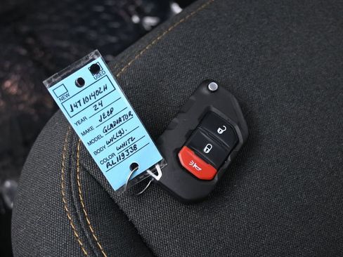 Used 2024 Jeep Gladiator Sport image 16