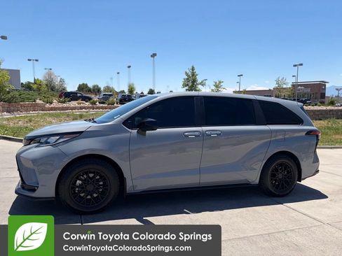 Used 2025 Toyota Sienna XSE AWD/4WD image 4