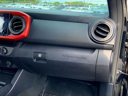 Used 2017 Toyota Tacoma TRD Sport w/ Tow Package image 18