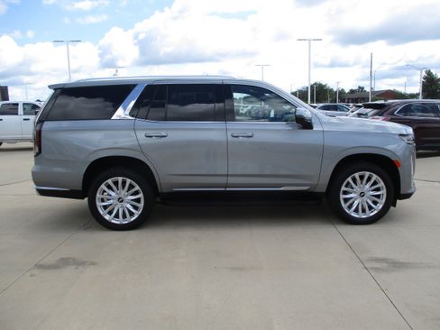 Used 2024 Cadillac Escalade Luxury RWD image 7