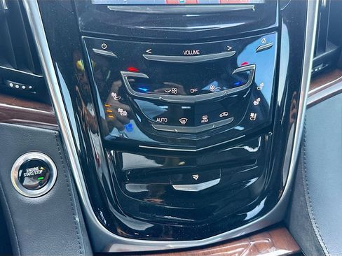 Used 2020 Cadillac Escalade ESV Luxury image 17