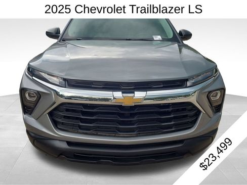 Certified 2025 Chevrolet TrailBlazer LS w/ LS Convenience Package FWD image 2