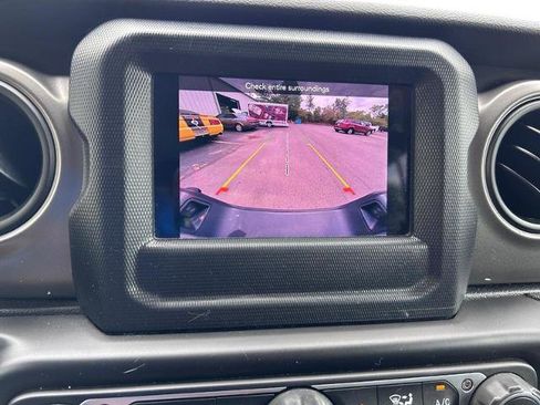 Used 2023 Jeep Gladiator Sport image 7