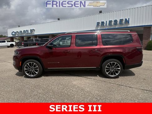 Used 2023 Jeep Wagoneer L Series III w/ Premium Group I image 2