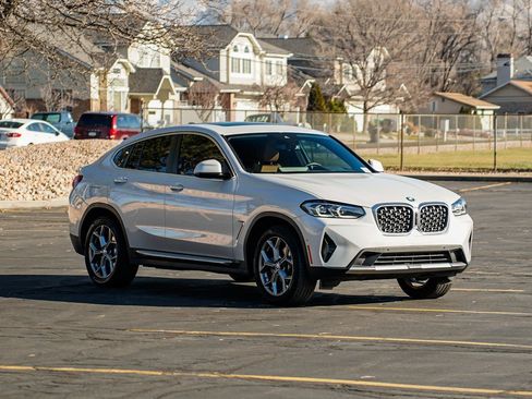 Used 2023 BMW X4 xDrive30i w/ Premium Package image 3