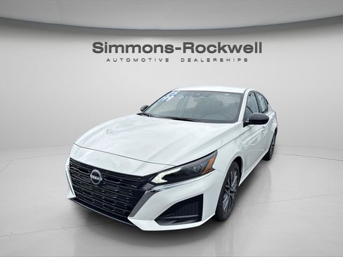 Used 2025 Nissan Altima 2.5 SV FWD image 7