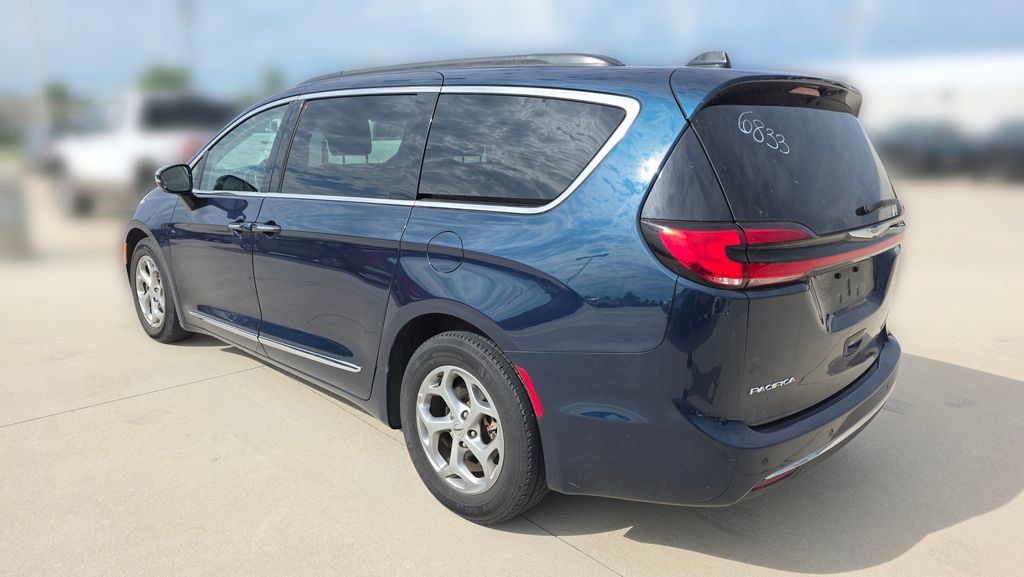 Used 2023 Chrysler Pacifica Limited FWD image 3