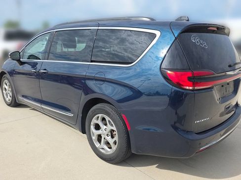 Used 2023 Chrysler Pacifica Limited FWD image 3