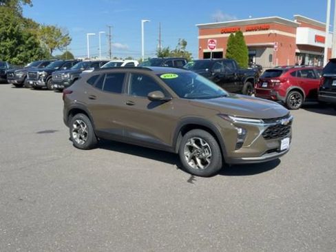 Used 2024 Chevrolet Trax LT w/ Driver Confidence Package FWD image 2