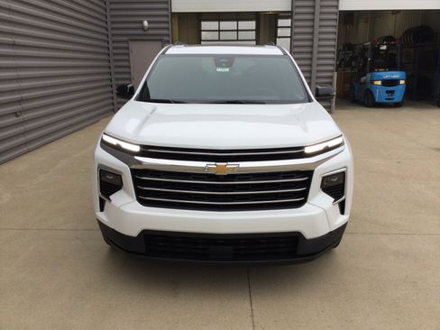 New 2027 Chevrolet Traverse LT w/ Sun and Wheel Package AWD/4WD image 3