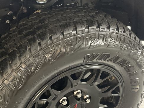 Used 2025 Toyota Tacoma SR image 12