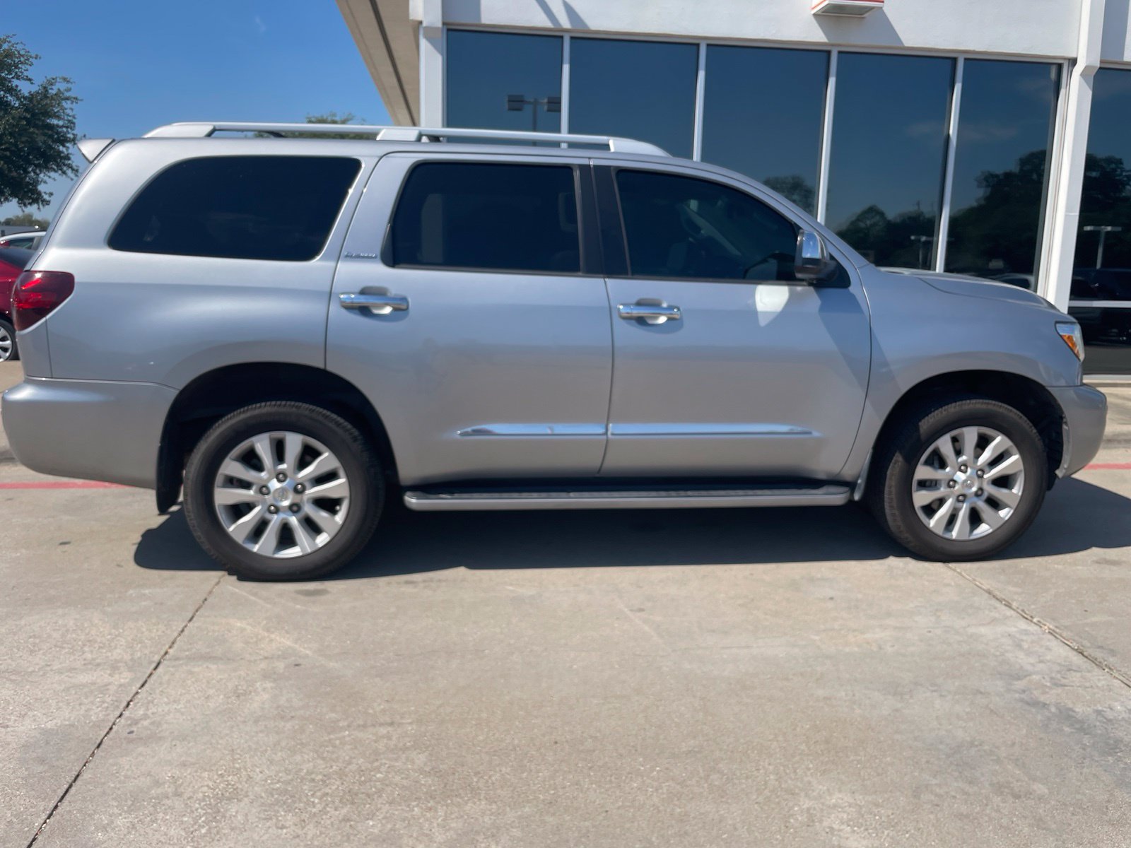 Used 2019 Toyota Sequoia Platinum AWD/4WD image 4