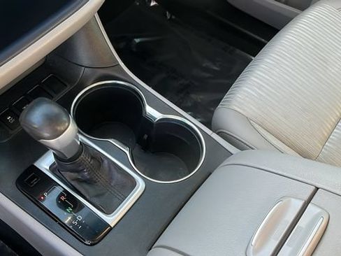 Used 2019 Toyota Highlander Plus w/ Carpet Mat Package (TMS) FWD image 14