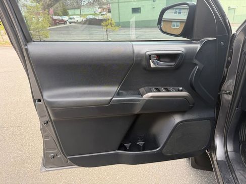 Used 2018 Toyota Tacoma TRD Sport image 11