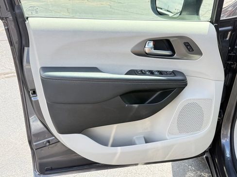 Used 2023 Chrysler Pacifica Touring-L FWD image 13