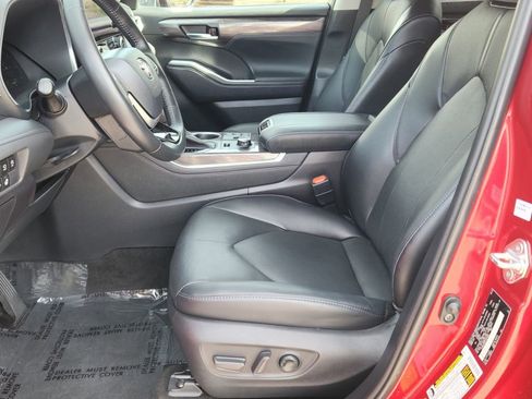 Used 2023 Toyota Highlander L image 10