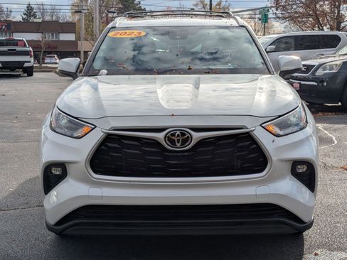 Used 2023 Toyota Highlander XLE image 2