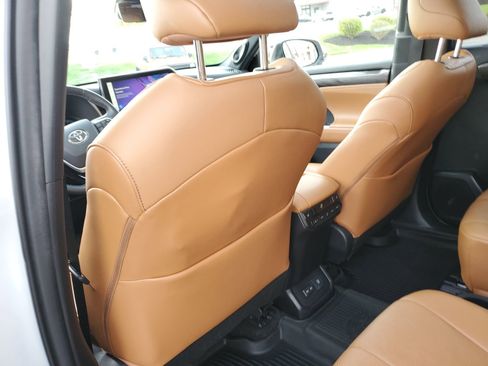 Used 2023 Toyota Highlander Platinum image 15