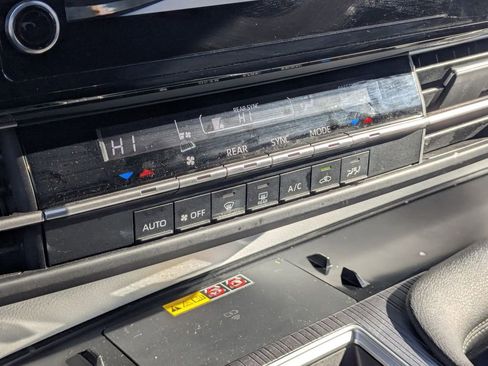 Used 2025 Toyota Sienna LE image 22