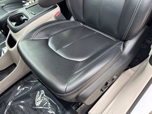 Certified 2023 Chrysler Pacifica Touring-L FWD image 19