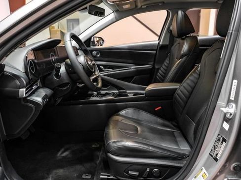 Used 2023 Hyundai Elantra Limited FWD image 4