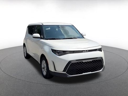 Used 2025 Kia Soul LX w/ LX Technology Package FWD image 3