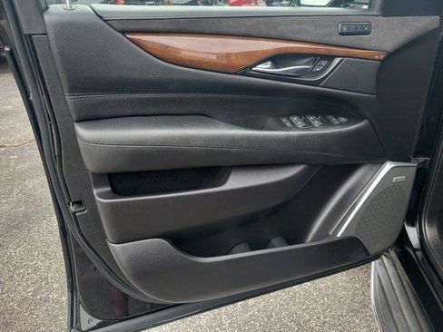 Used 2020 Cadillac Escalade Luxury AWD/4WD image 18