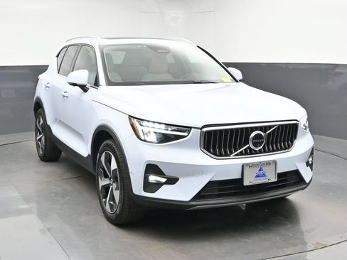 Used 2025 Volvo XC40 B5 Plus AWD/4WD image 2