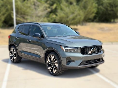 New 2026 Volvo XC40 B5 Plus w/ Climate Package AWD/4WD image 4