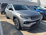 Used 2024 Jeep Compass Latitude image 2