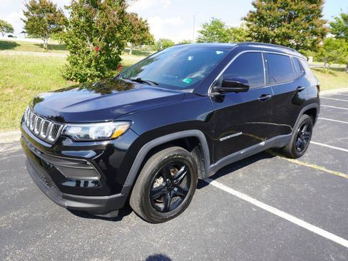 Used 2023 Jeep Compass Latitude w/ Convenience Group AWD/4WD image 8