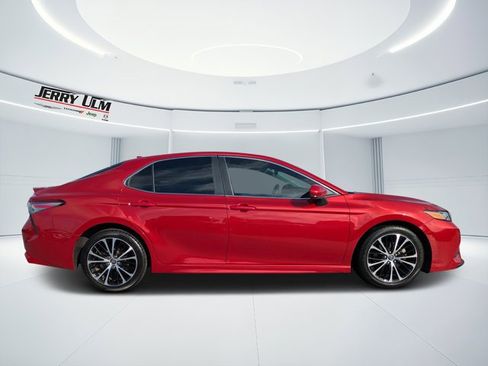 Used 2019 Toyota Camry L image 2